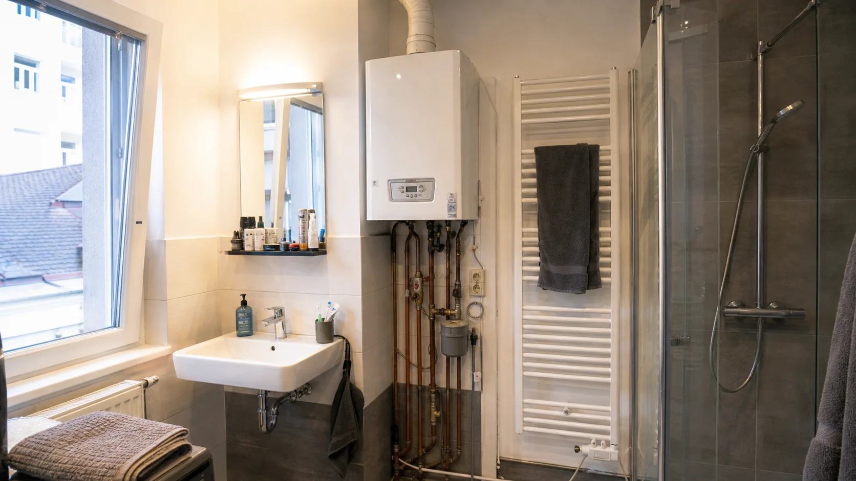 Modernes Bad mit Heizungsanlage und Sanitärinstallation